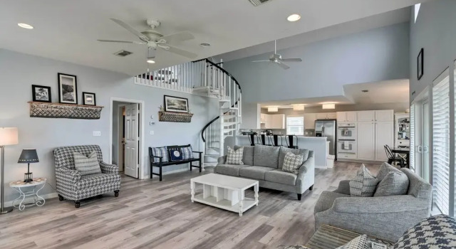Oceanfront Galveston Home - Walk to Beach!