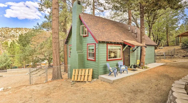 Коттедж с 3 комнатами с балконом Wrightwood Cabin w/ Cozy Interior!