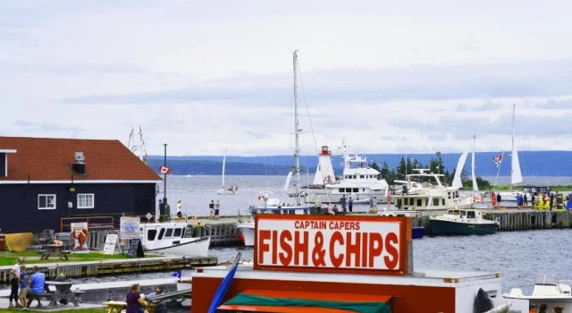 The Water's Edge Inn & Gallery, Book Hotel Baddeck Cabot Trail