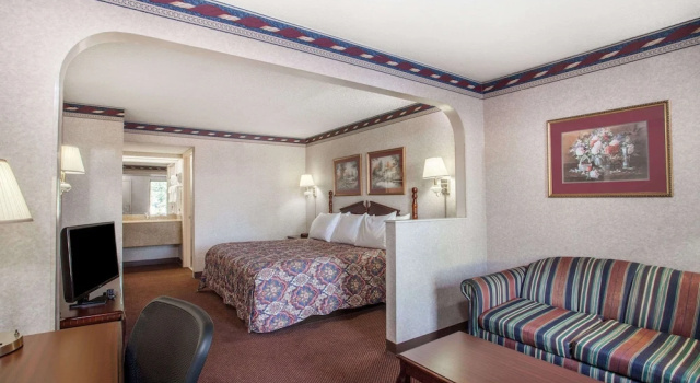 Двухместный люкс с видом на озеро Days Inn by Wyndham Saint Pauls