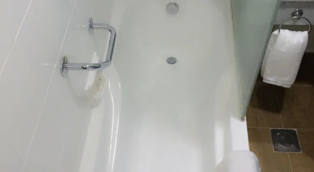 Двухместный номер Standard с балконом Broadway Hotel