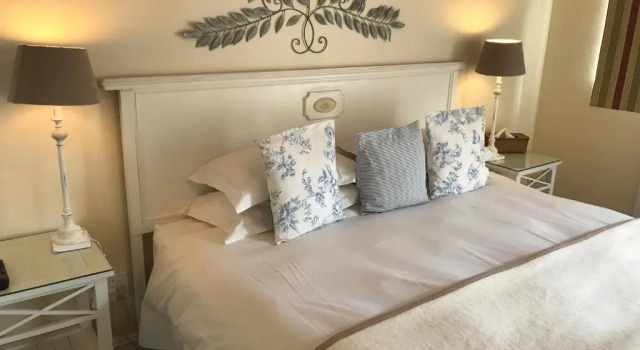 Кровать в общем номере Morningside Cottage