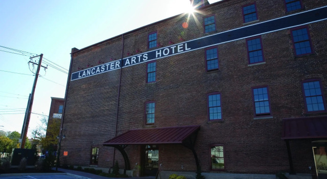 Кровать в общем номере Lancaster Arts Hotel