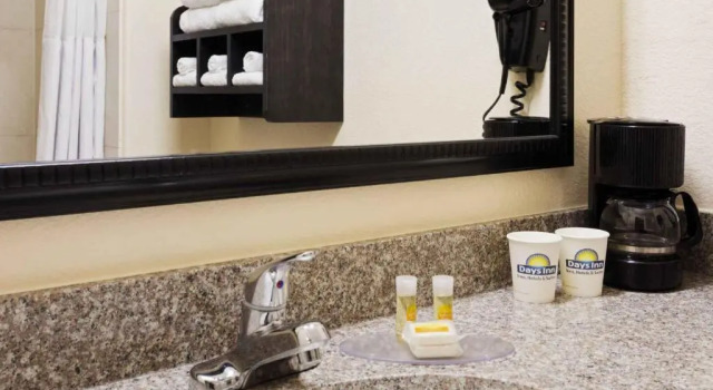 Люкс для гостей с ограниченными возможностями Days Inn & Suites by Wyndham Galveston West/Seawall