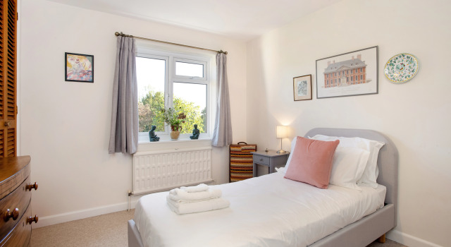 Peachy Pink Country Retreat - perfect for families to gather & relax in., Prenota Hotel Winchester Hampshire