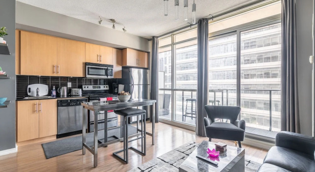 Newly Designed 1BR Executive Suite Great Location, Забронировать Отель Торонто Greater Toronto Area, рядом с Театр Принцесса Уэльса