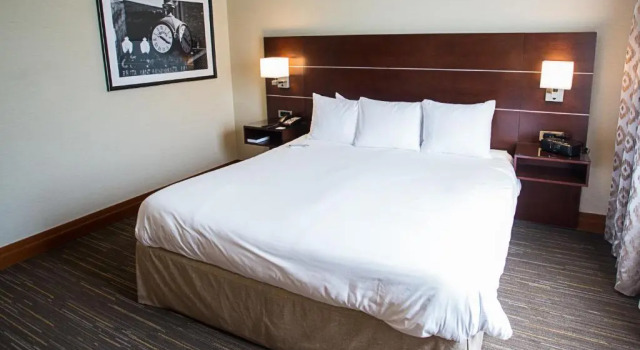 Люкс Wyndham Moline on John Deere Commons
