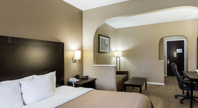Люкс Quality Suites Houston NW Cy-Fair
