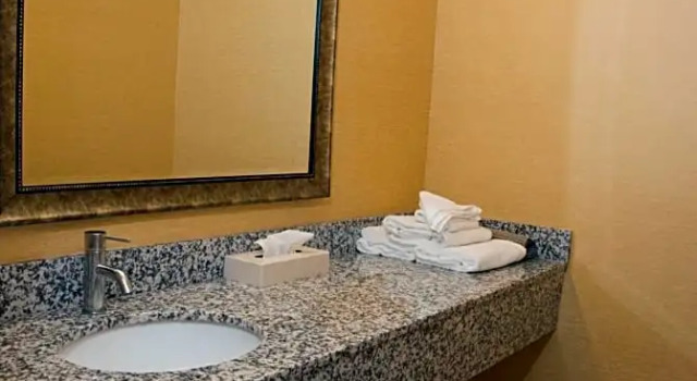 Шестиместный люкс Hampton Falls Inn