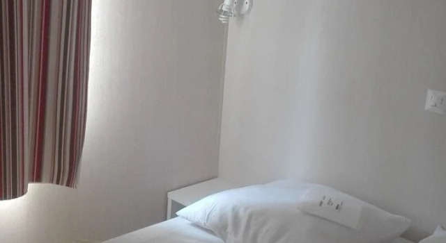 Bungalow With 2 Bedrooms in Lamastre, With Pool Access, Furnished Terr, Prenota Hotel Hotel a Alvernia con parcheggio, Parcheggio