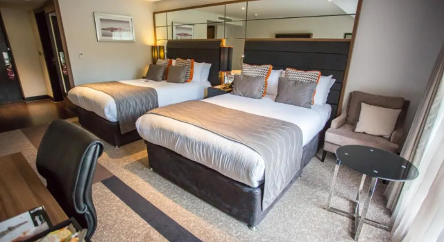 Четырёхместный номер Standard Crowne Plaza Gerrards Cross by IHG