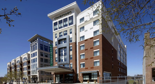 Кровать в общем номере Courtyard Akron Downtown
