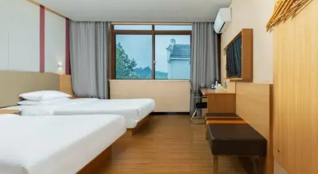 Номер Standard с видом на город Renaissance Shanghai Putuo Hotel