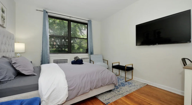 Апартаменты Charming UES Studio Walk to Subway Central Park