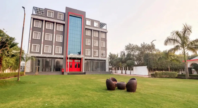 Jashn by OYO Rooms, Забронировать Отель Отели Гомти Нагара с парковкой, Парковка