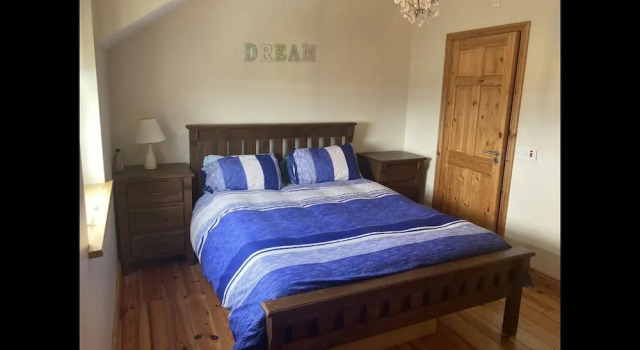 3-bed House Sleeps 6 With Patio, Boek Hotel Hotels in Clare met parkeren, Parkeren
