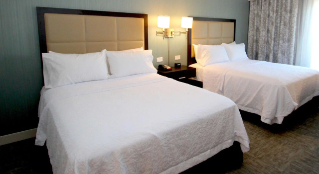 Standard- firedobbelt værelse Hampton Inn Suffolk