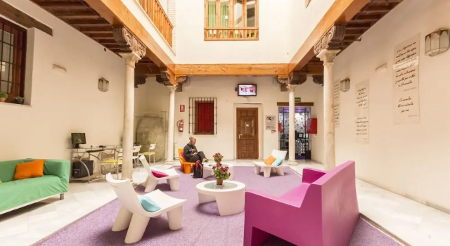 White Nest Hostel, Забронировать Хостел Гранада Granada Province, рядом с Музей народных традиций и искусств Los Tiros de Granada