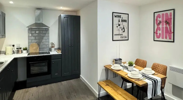 Modern 1-bed Apartment - Sleeps 4 & Central Links, Varaa Huoneisto Asunnot kohteessa Merseyside, Huoneisto