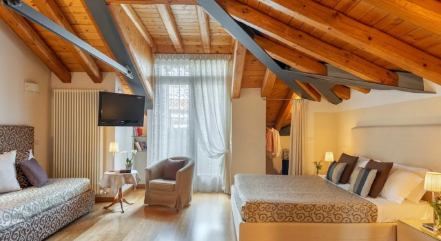 Четырёхместный номер Standard с балконом Hotel Rovere