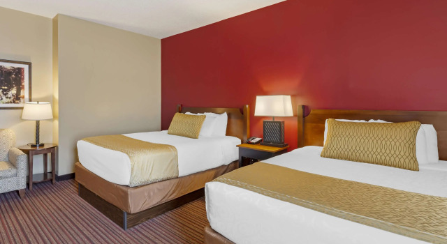 Четырёхместный номер Standard Best Western Plus Dutch Haus Inn and Suites