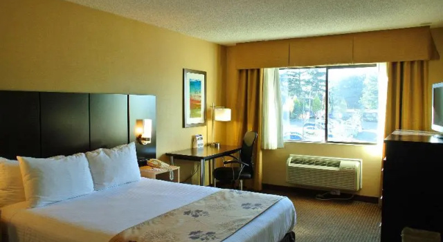 Двухместный номер Standard с балконом Best Western Seattle Airport Hotel