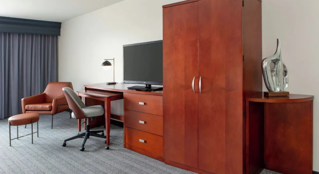 Люкс c 1 комнатой Courtyard by Marriott Madison West / Middleton
