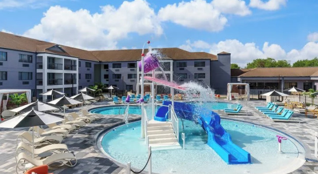 Четырёхместный люкс Courtyard by Marriott Orlando Lake Buena Vista at Vista Centre