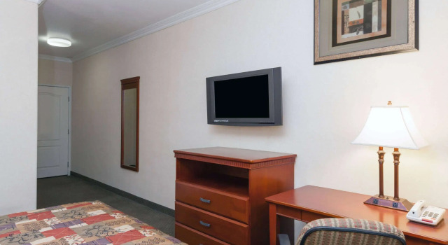 Howard Johnson by Wyndham Bakersfield, Book Hotel Bakersfield 