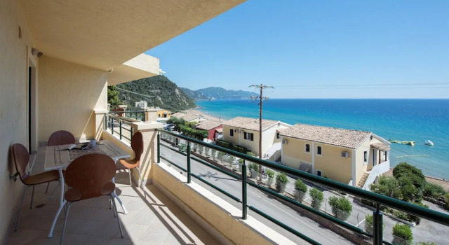 Четырёхместные апартаменты Superior с балконом и с видом на море Glyfada Corfu Houses