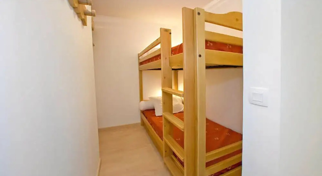 3 Rooms 6 People 3 Exposed South