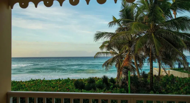 Полулюкс с балконом и oceanfront Turtle Beach, Barbados, A Tribute Portfolio All-Inclusive Resort