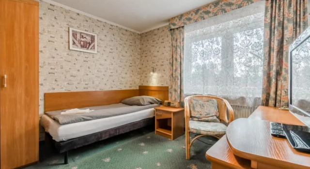 Четырёхместный номер Standard c 1 комнатой West Hotel