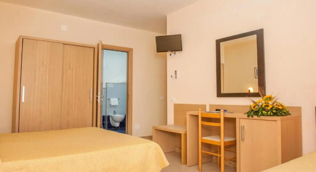 Трёхместный номер Standard Hotel Cristalda