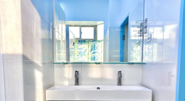 Четырёхместный номер Standard с балконом 澎湖北吉光背包客民宿 Bayhouse Hostel Penghu