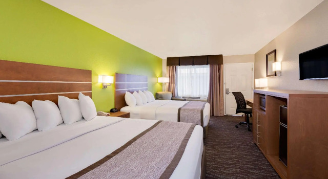 Четырёхместный номер Standard Days Inn & Suites by Wyndham Arcata