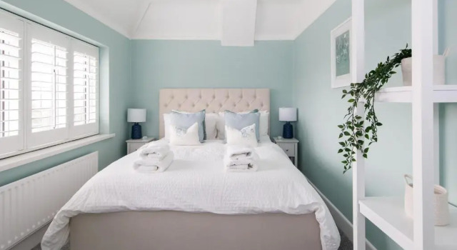 Коттедж Bright & Modern 4 br House 100 metres from Beach