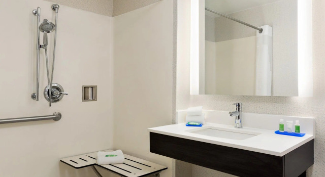 Четырёхместный номер Standard Holiday Inn Express & Suites Shawnee by IHG