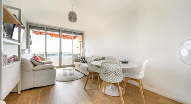 Апартаменты Bright Apt with Balcony And Sea View