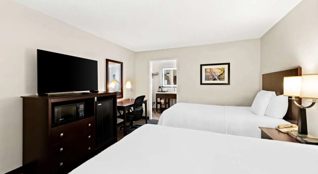 Четырёхместный номер Standard с видом на бассейн Best Western State Fair Inn