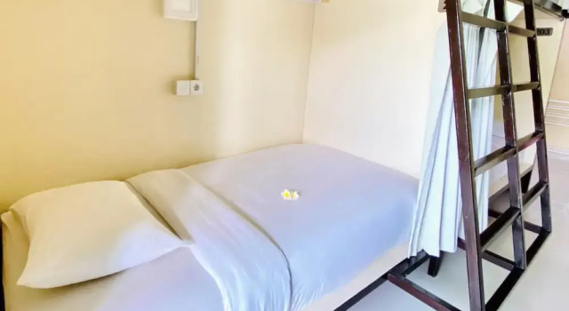 Postel ve společném pokoji V Canggu Dormitory