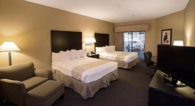 Четырёхместный номер Standard с видом на бассейн Holiday Inn St. Paul Northeast - Lake Elmo