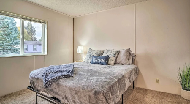 Charming Grants Pass Home w/ Large Backyard!, Book Hotel Hoteller i Grants Pass med parkering, Parkering
