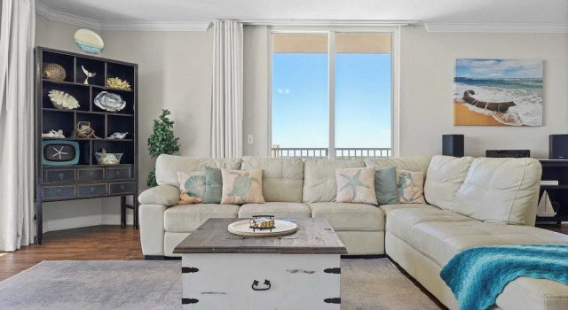 Gulf-front PCB Condo w/ Balcony, Resort Amenities, Game Room, Pools & Beach Gear Tortuga 1301 by Avantstay, Varaa Lomakeskus Lomahotellit kohteessa Florida, Lomakeskus