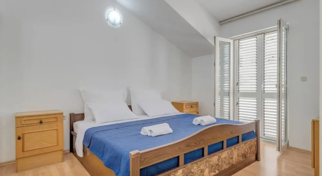 Spacious Apartment w Three Balconies and Parking, Prenota Appartamento Splitska 