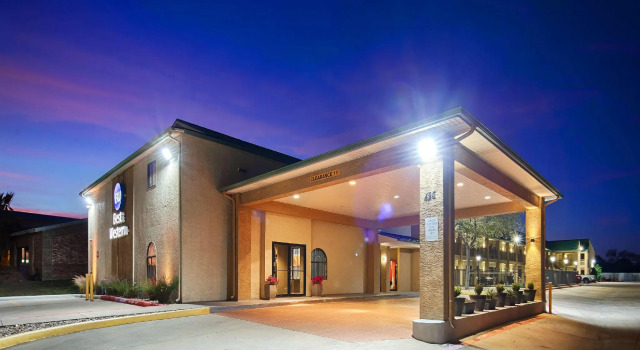 Кровать в общем номере Best Western Cedar Inn