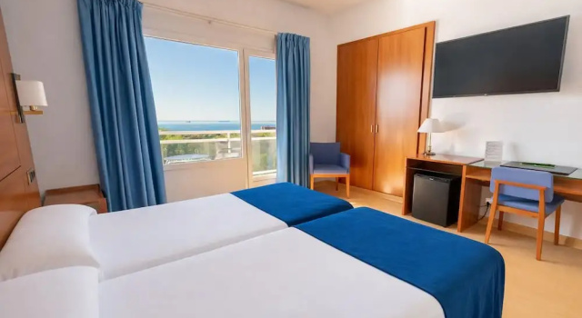 Четырёхместный номер Standard с балконом и с видом на море Hotel Sant Jordi