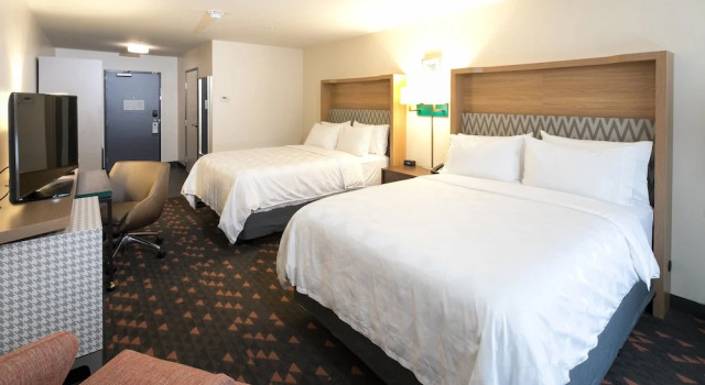 Четырёхместный номер Premium Holiday Inn Hotel & Suites - Mount Pleasant by IHG