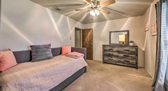 Family-friendly San Antonio Home w/ Hot Tub & Deck, Rezerwuj Dom wakacyjny San Antonio Bexar County