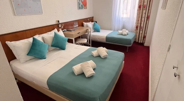 Трёхместный номер Azurene Royal Hotel